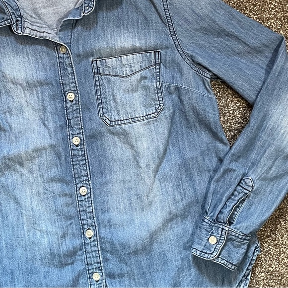 Old Navy The Classic Shirt Chambray Button Down - Picture 3 of 8